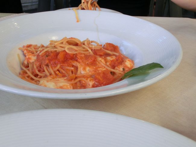 カハラモールから、またｋｎｔのトロリーに乗って戻ってきました。ＤＦＳとＡＢＣストアに寄って、雑貨を買って、ＡＢＣストアで買ったスパムむすびで３時のおやつです。これが結構おいしかった。<br /><br />１８時に予約してあった。アランチーノへ。「予約してますよ」と英語で言わなきゃいけないのに気づき、焦りましたがなんとか通じました。<br />待っている人たちを横目に、テラス席へ。