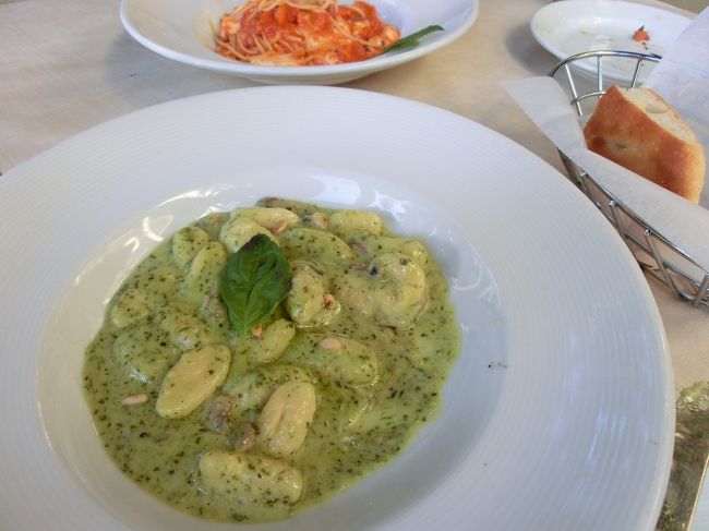 クリームスパとニョッキを頼みました。でも、あまり多くはないので、もう一品くらいあっても良かったかな。<br />ウェイターのお兄さんがずっと待っているので、メニューをゆっくり見ることもできず･･･ロブスターのパスタのほうが良かったかなぁ。