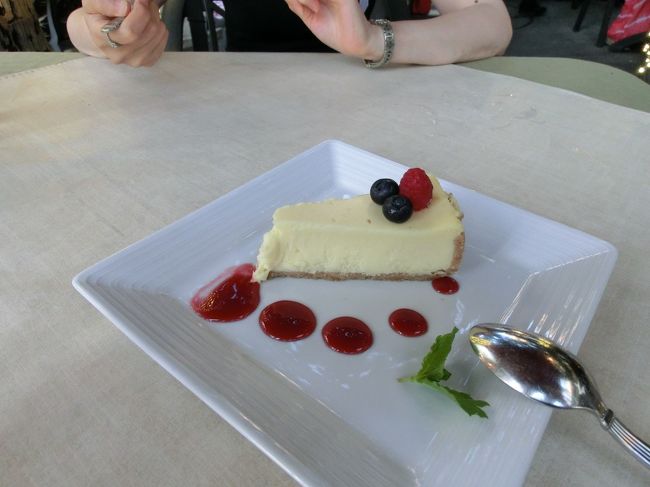 デザートにチーズケーキを。これもおいしかったです。<br /><br />気付くとテラス席は日本人ばかりになっていました。