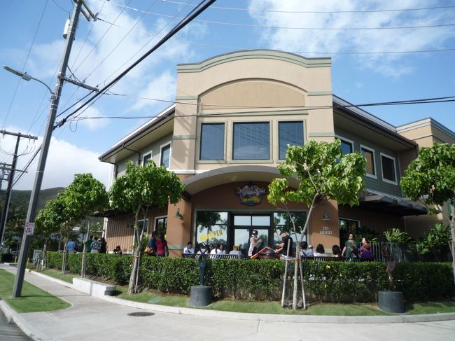 ハワイの朝食と言えばパンケーキ！<br />行列必死のパンケーキ屋さん"ＢＯＯＴＳ＆Ｋｉｍｏ’ｓ"＠カイルア。<br />早目の時間に行ったけど、既に待ち。<br />１０分くらい待って店内へ。