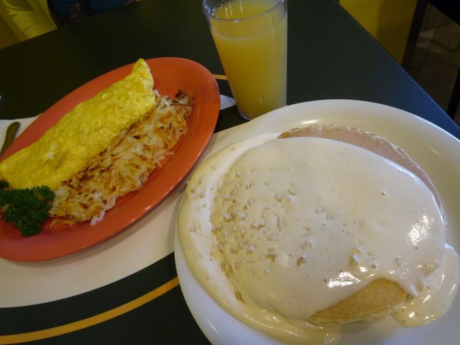 ここに来たら食べなきゃの"マカダミアナッツソースのパンケーキ"！<br />甘ったるくなくパンケーキもふわふわでＧｏｏｄ！<br />ソース自体はバニラアイスが溶けた感じの味。<br /><br />オムレツも美味しかった〜