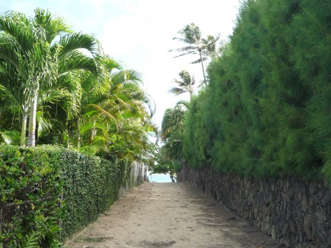 満足したところで、ささ次へ。<br />お次は、キレイな海が見たーい！ってことで、全米で最も美しいビーチに選ばれたこともあるラニカイビーチへ。<br /><br />海へ通じる小路。