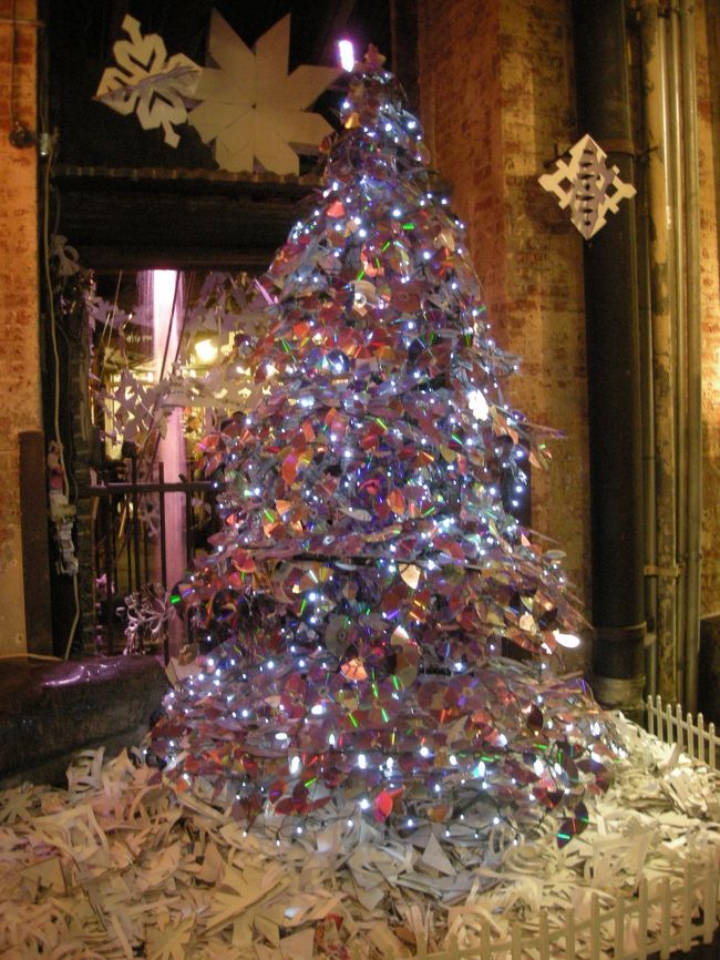 チェルシーマーケットのクリスマスツリーはＣＤ！