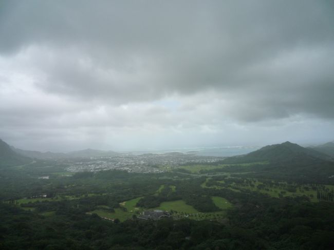 お次は、ドライバーくん（？）の提案で“ヌアヌ・パリ”<br />オアフ島観光したことないから、お初。<br /><br />山の天気は変わり易い！？<br />今にも雨が降りそうだよ・・・<br />それにしても、スゴイ風！！<br />風が強くておもしろい（笑）！？