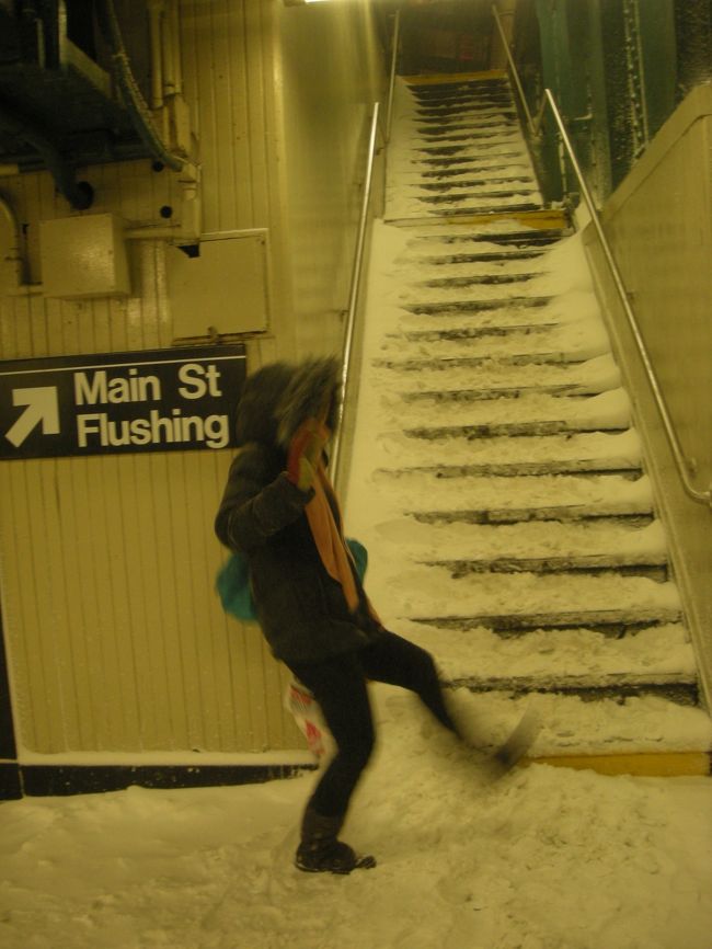 駅の階段はこんなんになってました。<br />ＮＹの吹雪。