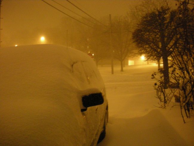 友達の家に帰ったら、家の前がこんなんになってました。<br /><br />ＮＹの吹雪。。。