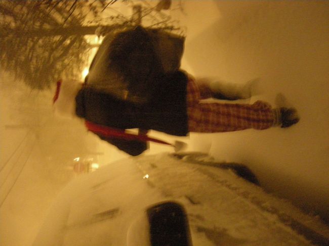 ごみを捨ててくるぜ〜！とサンタさんになった友達。<br /><br />３年もＮＹにいるとこうなるのですね。