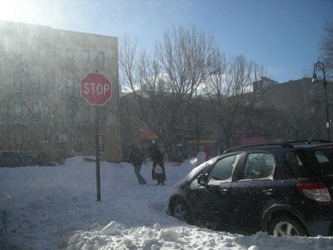 空気が乾燥して冷たいので、雪はなかなか解けず、サラサラ〜と結晶のまま空に舞う！<br />そしてそれに日が射してキラキラ〜っと輝く！<br /><br />きれい！