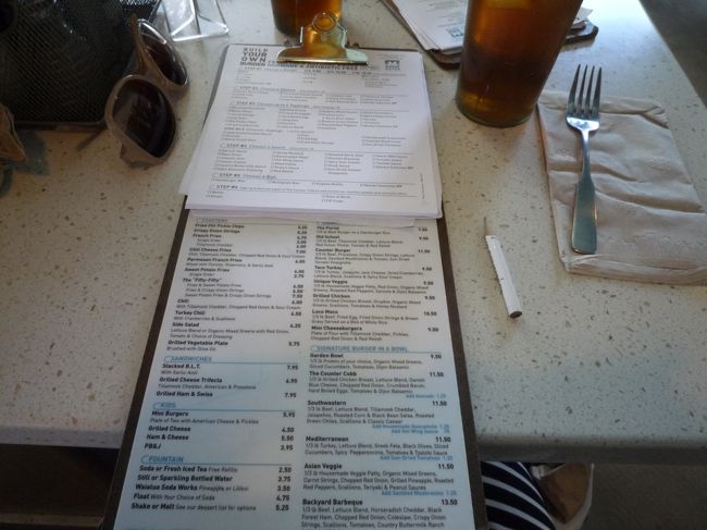 ランチはＢＹＯＢで有名な　“Ｔｈｅ　Ｃｏｕｎｔｅｒ”。<br /><br />大きさ・バンズ・パテ・トッピングと全て選べて、自分だけのオリジナルハンバーガーが作れるお店。<br />