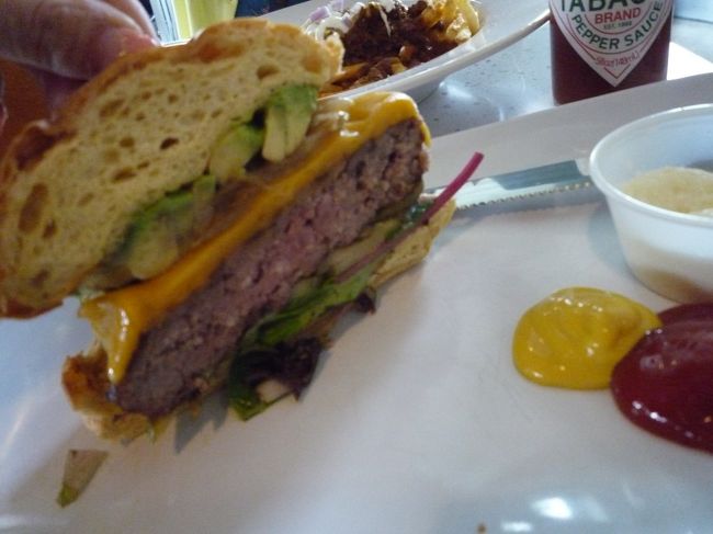 チーズにアボカド、グリルオニオンにベビーリーフ・・・<br /><br />友達とシェアしないと大き過ぎて食べれない大きさ！<br />ボリュームたっぷりで美味しぃー☆<br />パイナップル入れてハワイアン風にするのもいいかも〜