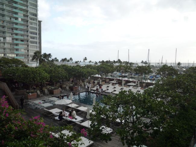 ニューオータニ カイマナビーチ・ホテル内にある“Ｂａｒｅｆｏｏｔ　Ｄｒｅａｍｓ”でパーカーをお買い上げして、１日終了！<br /><br />あれ？我らのＲＱしたマラサダがまだなんだけど・・・？<br />時間間違えてたのはドライバーくんの落ち度でない！？<br />予約時モメタ会社だけあって、最後もグズグズ・・・まぁ、安いから仕方ないのかな。。<br /><br /><br />気を取り直して、我らのホテルを探検！<br />プールがかっこいい☆<br />このスプリングがたまらん（笑）<br />明日は、このプールに入ろう！