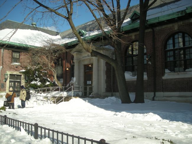 図書館の開館待ちカップル