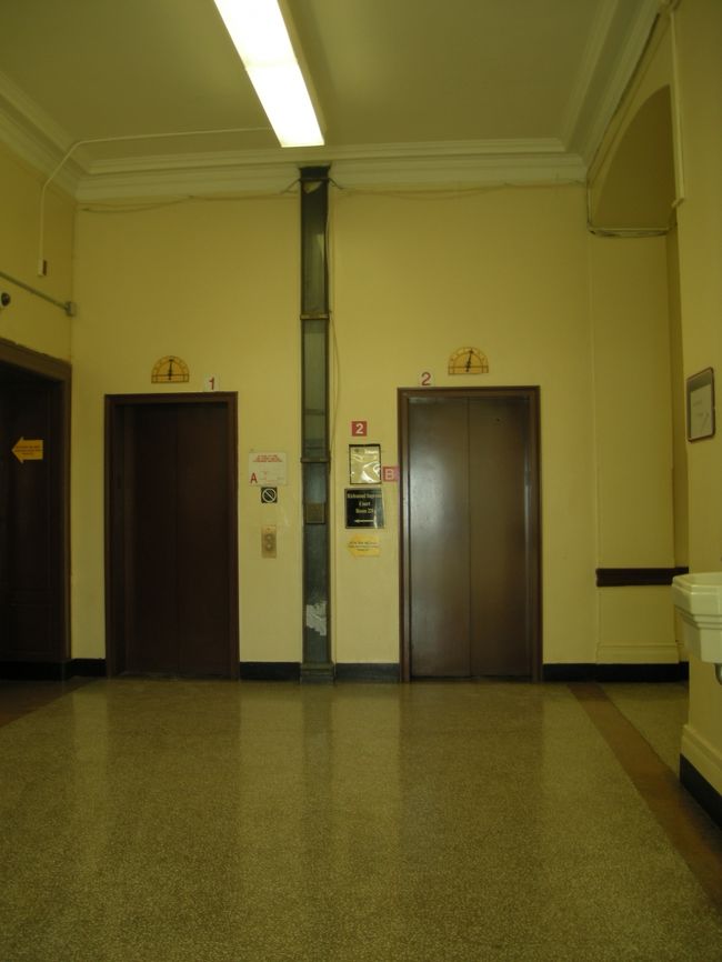 中に入ってみました。<br /><br />エレベーター<br />今何階、の針が古い