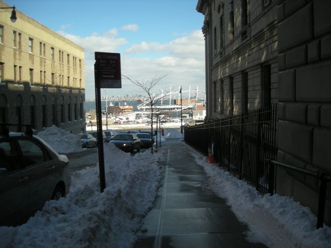 市役所のような建物を中心にぐるっと回ったので、港に戻ろうとちょっと小道。<br /><br />見事にすべりました。