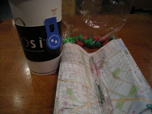 スタテン島→ＷＴＣ→ＮＳＥと頑張って歩いたので、ご褒美に温かいコーヒーを。<br /><br />地図を握りしめて歩いてました。<br />右上は先日タイムズスクエアで購入したm&amp;m's