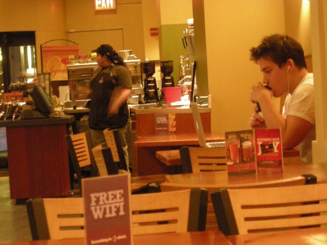 一息中にハンサム発見。<br />ハンサム、雪の日にも半袖。<br />奥の店員さんは立派な体型だし、アメリカン。