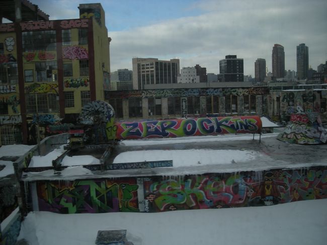 29日〜この日も懲りずに街に繰り出します。<br /><br />マンハッタンに入る手前。電車の中から見えるアート。