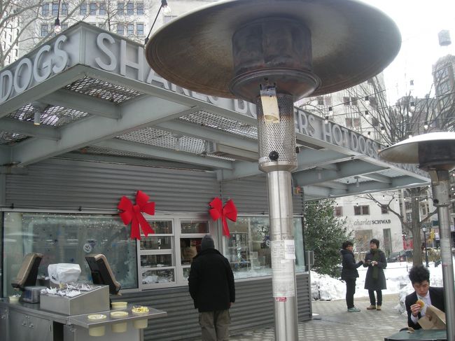 今日のお目当てはまず、SHAKE SHACKバーガー！<br /><br />私はマディソンsq.のお店へ行ってきました。