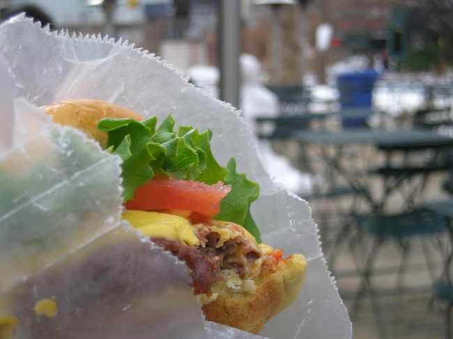 他のバーガーに比べると小ぶりなサイズ。<br />バンズはちょっと甘め、パテはジューシー、野菜はフレッシュで<br />私好みでした☆