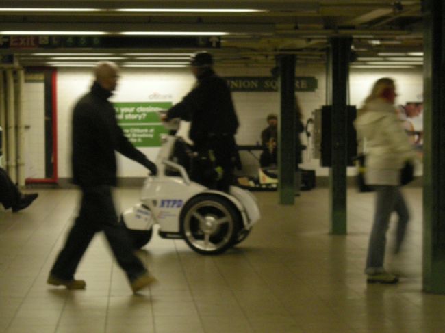 地下鉄構内のパトロール