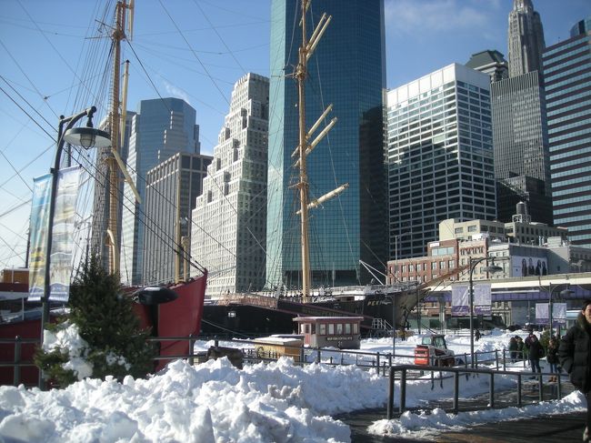 船と近代ビルと雪