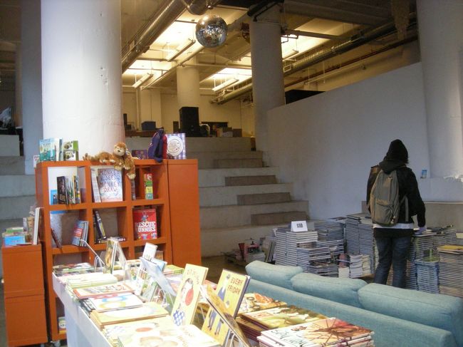 しゃれた本屋を発見。<br />ブルックリンＴシャツを発見！<br />ほしかったけど、わりといい値がついていたので断念。<br />今考えるとかっときゃよかった。