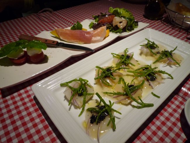 サンセットを満喫して、再びお店へ。<br />本日のディナーは、人気のイタリアン　“Ａｒａｎｃｉｎｏ”ビーチウォーク店。<br />偶然ハワイに来ていた後輩ちゃんと待ち合わせして一緒に。<br />サンセットの時間を入れて大体３０分くらい待って入れたかな。<br /><br />前菜盛り合わせ＆ホタテのカルパッチョ。<br />