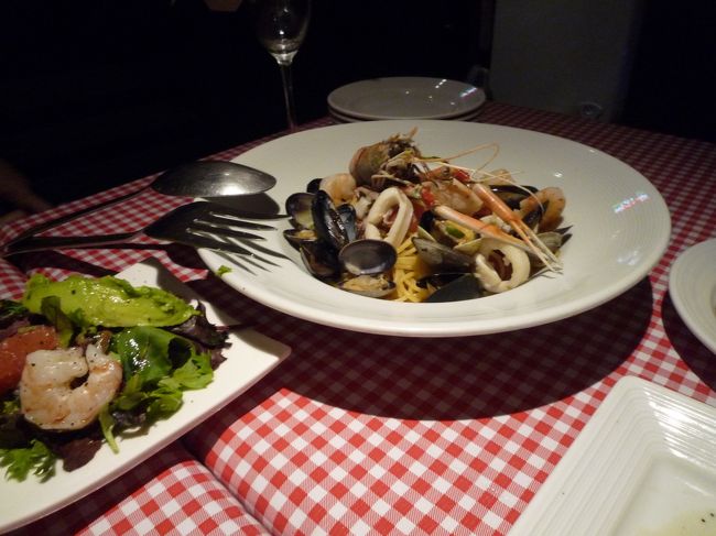 アボカドとシーフードのサラダ＆ペスカトーレ・・・etc<br />どれも美味しかった！<br />けど、忙しいせいか店員さんのサービスは今ひとつカナ。。。