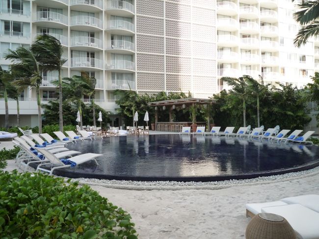 ☆３日目☆<br /><br />今日は朝からプールｄａｙ！<br />サンライズプールとサンセットプールに分かれてるんだって。<br />ここはサンセットプール。<br />プールサイドが砂浜だよ〜<br />オッシャレ〜☆