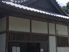 こちらは「松尾の丸」と呼ばれる御殿。
御座の間や茶室、御寝所、湯殿、台所からなる書院造のお屋敷です。
昭和54年、飫肥杉を用いて再建されたものです。