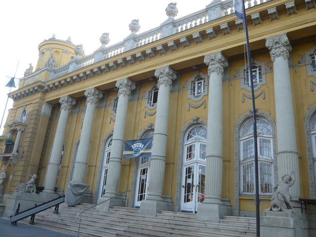 今日こそセーチェニ温泉！<br />朝から行けば、そんなに人はいないだろう、と思いつつもさすがに連日の疲れからか、早朝割引の時間には間に合わず。<br />でも、8時過ぎに現地に着けば、入場券売り場もガラガラ。<br />よかった〜とお金を払い、ルダシュの時と同じ腕輪式の鍵を受け取ります。<br />