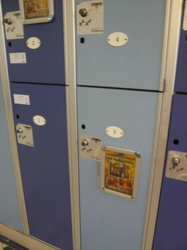 ルダシュと同じだったから、すっかりその気になって、地上階のキャビンの前でモニターに鍵をかざしてむる。<br />も、数字が何も出てこない…。<br />焦って通りかかったおばちゃんに身振りで聞いてみたら、「あんたはそこじゃないでしょ〜」的な半笑いをされながら「ついといで！」的な雰囲気で地下階へ促される。<br /><br />そうだった。ココはロッカーとキャビンが選べるんだ。<br />で、何も言わなかった私は、自然とロッカーの鍵を渡されたんだ。<br />そりゃそうだ。<br />そして、おばちゃんは親切にも鍵の使い方、ロッカーの開け閉めまでして見せてくれた。<br />ありがとう！おばちゃん！<br />そういや私、この旅未だにハンガリー語を一言も使ってないな…。<br />ありがとうくらい言えるようになっとこうと思ってたのに…。<br /><br />ここのロッカーは、開いてる好きなところを選んで、鍵の丸くなってる部分でバチンと押し込めば鍵がかかり、再度押すと開く、というシステムでした。<br />人が少ない時間だったので、ロッカーとはいえ、他に誰もいないのでゆったり着替えられてよかった〜。<br />一昨日の混雑の中だったら、開いてるロッカー探すのも大変だったろうし、使い方親切におしえてくれるおばちゃんに遭遇することもなかったかもしれないし。