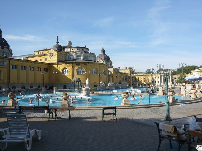 そして、ついに着ました！セーチェニ温泉！<br />これだよ、コレ！<br />ルダシュに比べたらプールっぽさ満載ですが、<br />でもやっぱりブダペストの温泉と言えば！的な場所なので、初めてだったら行っておかないと…。