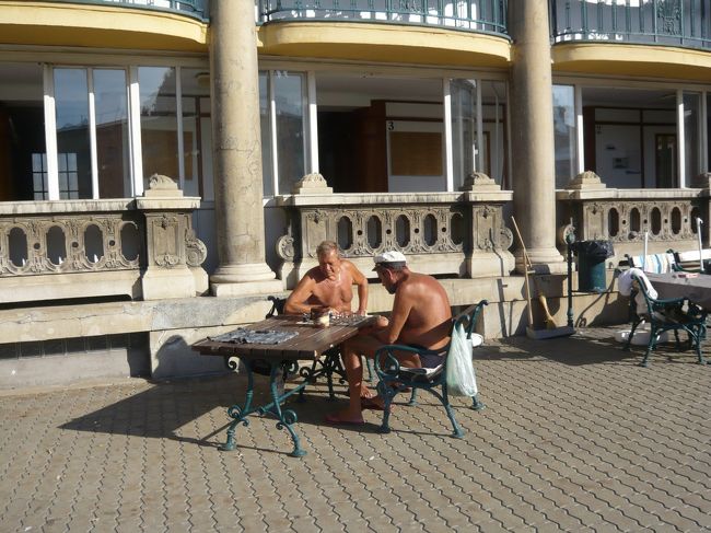 あ、外でもやってる…。<br />こんな時間からきてやってるんだな〜。<br />でも、お湯の中も茹だらない温度だから<br />いくらでもやってられるんだろうな〜。<br />