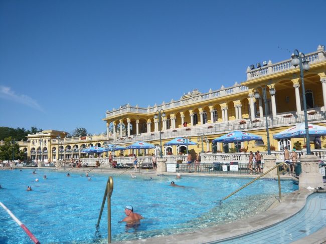 や〜でも天気がいいので日差しが暑いです。<br />なるべくお湯の中でも日陰になってるところを探して浸かってます。<br />あ〜極楽…。<br />出て日陰に行くとちょっと寒くなるんだよな。<br />だからず〜っと浸かってたくなる。<br />やばい、出られない…。