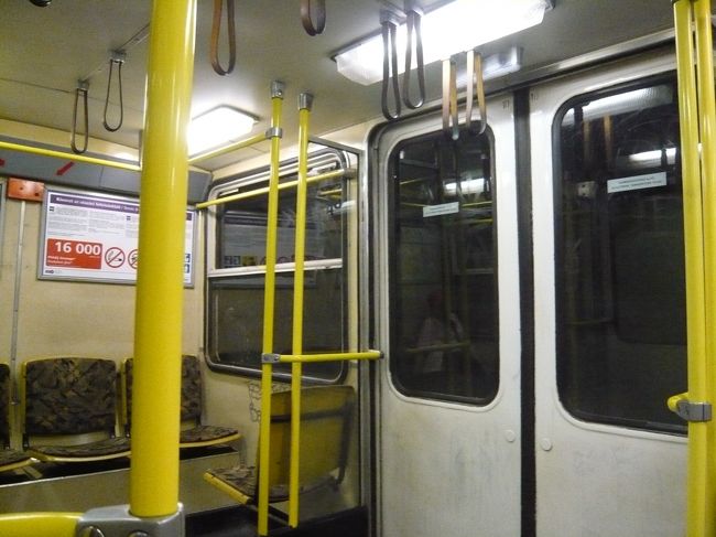 殆ど人の乗っていないＭ１線で、終着のヴィルシュマルティ広場まで。<br />降りてすぐにあるであろうカフェ・ジェルボーへ行ってみよう！