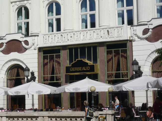 地下鉄乗り場から出たら、そこがジェルボーでした。探すまでもなく。<br />天気もいいのでテラス席に座ってメニューを眺めます。