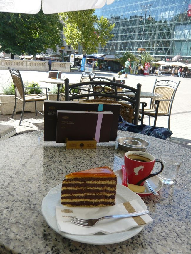 メニューにドボシュトルタの名前は見当たらなかったけど(どこかにあったかもしれないけど）ないわけないだろう、とお姉さんにドボシュトルタとコーヒーを頼んでみる。<br />勿論あるってことで、出てきたのがこちら。<br />写真のまんまだ〜。<br />でも、この表面のカラメル、硬すぎて割れないけど、普通どうやって食べるんだろう…。<br /><br />やはり大きいので相当お腹一杯。<br />お昼前にこんなん食べちゃったので、今日はお昼食べられないかな〜。