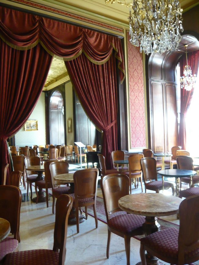 ゆっくり食べて、せっかくだから店内も見たいし、とトイレを借りる。<br />中もやはり素敵ですな。<br />さすが、エリザーベトやらリストやらも訪れたってぇ老舗カフェ。<br />室内の窓際でいただくのもよかったかな〜。