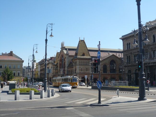 さて、この後どうしようかとトラム乗り場を振り向くと<br />なにやら面白げな建物が。<br />経済大学と中央市場だそうな。