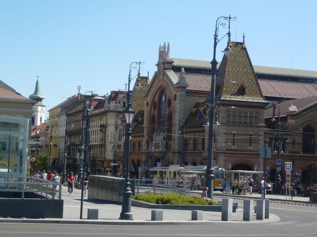 ほほう、市場ね…。<br />時間はたっぷりあるはずなのに<br />何故か中には入らず外観をパチリ。<br /><br />今日はあとは建物見物にしようかな。