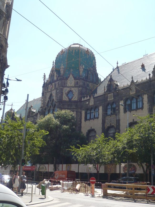 ということで、今度は工芸美術館へ。<br />これまたなんとも…。