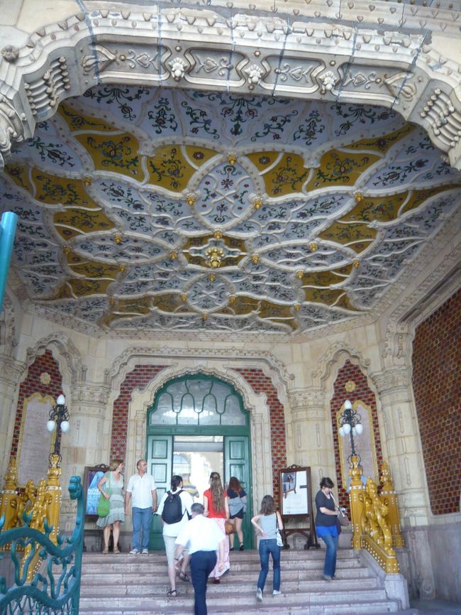 入り口ホールをのぞいてみる。<br />うん、なんか、凄いな…。<br /><br />