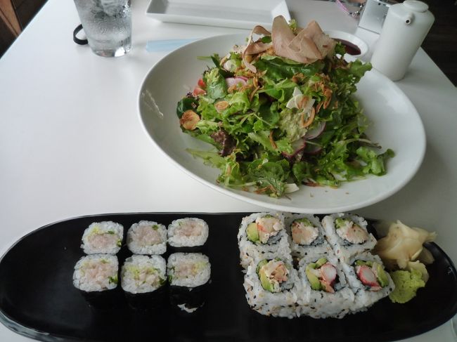 ランチはホテル内の“Ｍｏｒｉｍｏｔｏ　ＷＡＩＫＩＫＩ”で。<br />ここのお店は、料理の鉄人・森本さんのお店。<br /><br />ランチだから？大分空いてる〜。<br /><br />英語表記の和食を選ぶのって、意外に難しい（笑）！？<br />想像するとおもしろいけど。<br /><br />で、グリーンサラダとＭＡＫＩからｎｅｇｉｔｏｒｏ　ｍａｋｉ＆ｃａｌiｆｏｒｎｉａ　ｒｏｌｌをチョイス。<br /><br />ハワイで和食、贅沢だね〜☆<br /><br />
