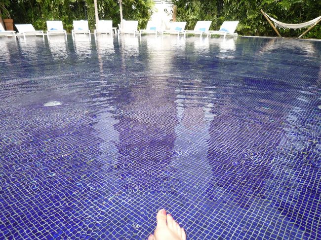 お腹いっぱいになったとこで、サンセットプールに移動して、ちょっぴりビーチベッドに寝そべってみる。<br />この、お水にちゃぽちゃぽしながらってのが、いーね☆<br /><br />ホントはもっとプールライフを満喫したかったけど、Ｔｉｍｅ　Ｕｐ！<br />さっ、着替えてショッピング♪