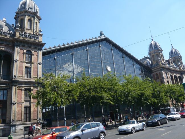 今度はトラムで西駅まで行ってみる。<br />駅も面白いですが、世界で一番美しいマクドナルドがあるって…？