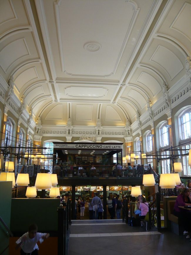 え？これ…？<br />もしかして、最近改装しちゃった？<br />天井の形状とかは、ガイドブックの写真と同じだけど<br />色は相当カジュアルになっちゃってて重厚感がないし<br />なによりシャンデリアじゃないよ〜〜〜？<br /><br />なんかがっかり…。<br />でもまあ、入っちゃったんでシェイクを飲んで一休み。<br />あ〜、スーパーがあるから、なんかお土産になりそうなお菓子とか明日の朝用のパンとかヨーグルトとか買ってっちゃおうかな…。