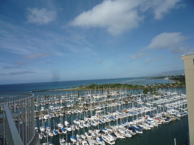 ☆４日目☆<br /><br />朝からピーカン！<br />今日で帰らないとならないと思うと泣きそう。。<br />もっともっと居たかったなー。<br /><br />チェックアウト前にお部屋からの眺めをご紹介。<br />ラナイがあるお部屋が良かったけど、２ｂｅｄｓのお部屋にはラナイがないらしい。<br />パーシャルオーシャンビューのこのお部屋からは、アラワイヨットハーバーが。<br /><br />