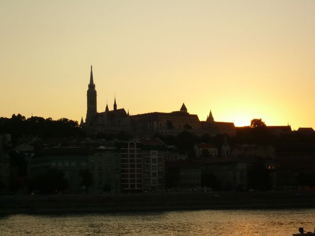 マーチャシュー教会の奥に<br />太陽が沈んでいきます。<br /><br />さて、そろそろライトアップ始まるかな〜。