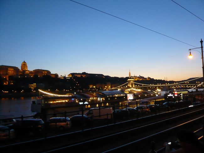 だんだん空も暗くなってきます。<br />そろそろ歩き始めるか〜。